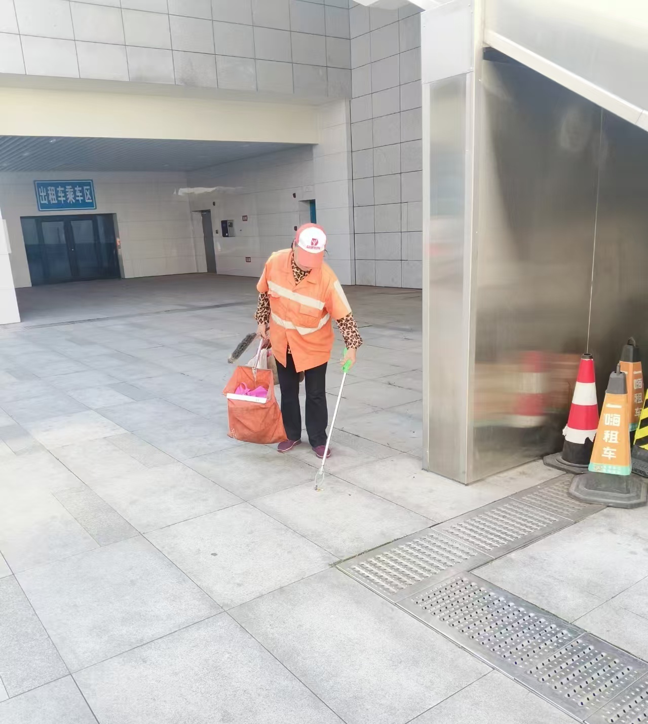 (动态45)精细保洁焕新颜 擦亮东站文明窗口4.jpg