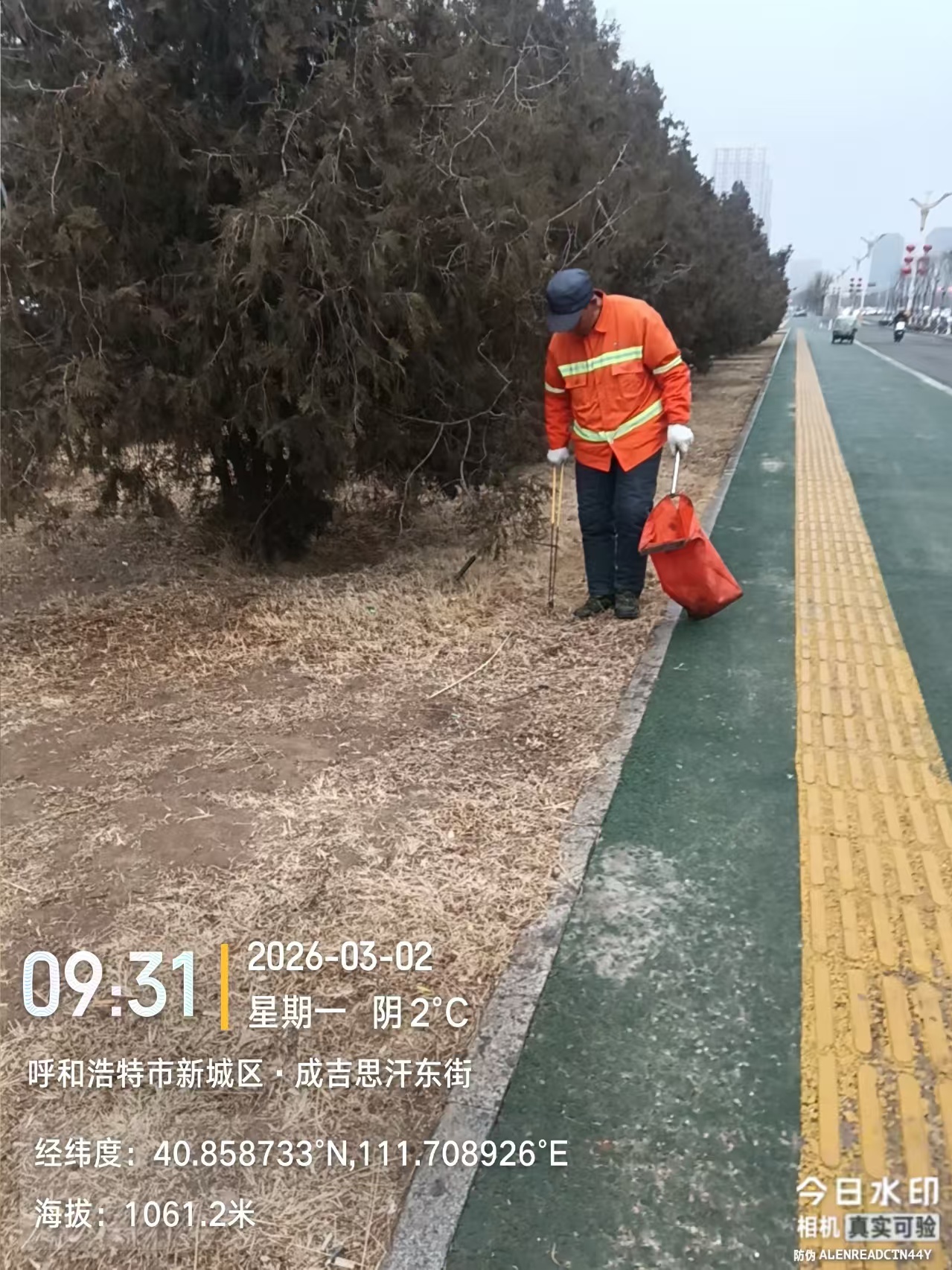 (动态16)开学护航守洁净 环卫暖心伴成长——新城区环境卫生服务中心全力保障开学首日校园周边环境4.jpg