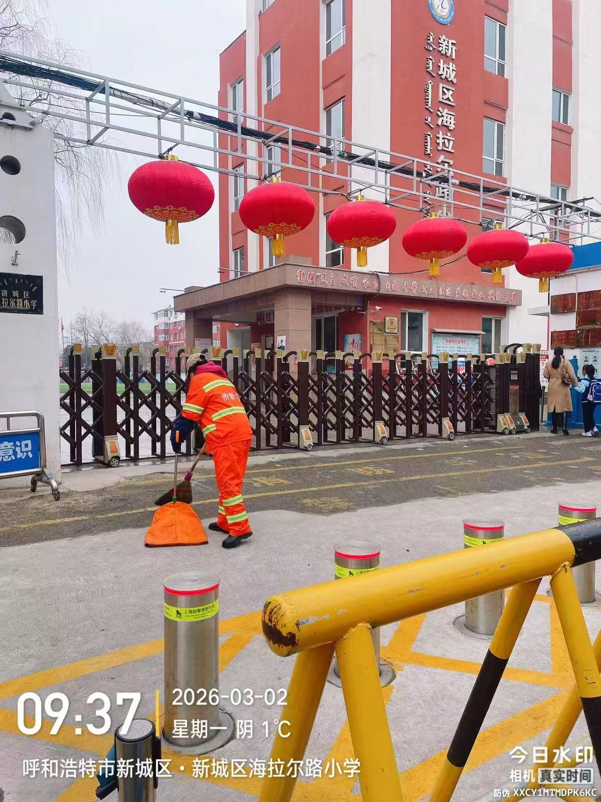 (动态16)开学护航守洁净 环卫暖心伴成长——新城区环境卫生服务中心全力保障开学首日校园周边环境10.jpg