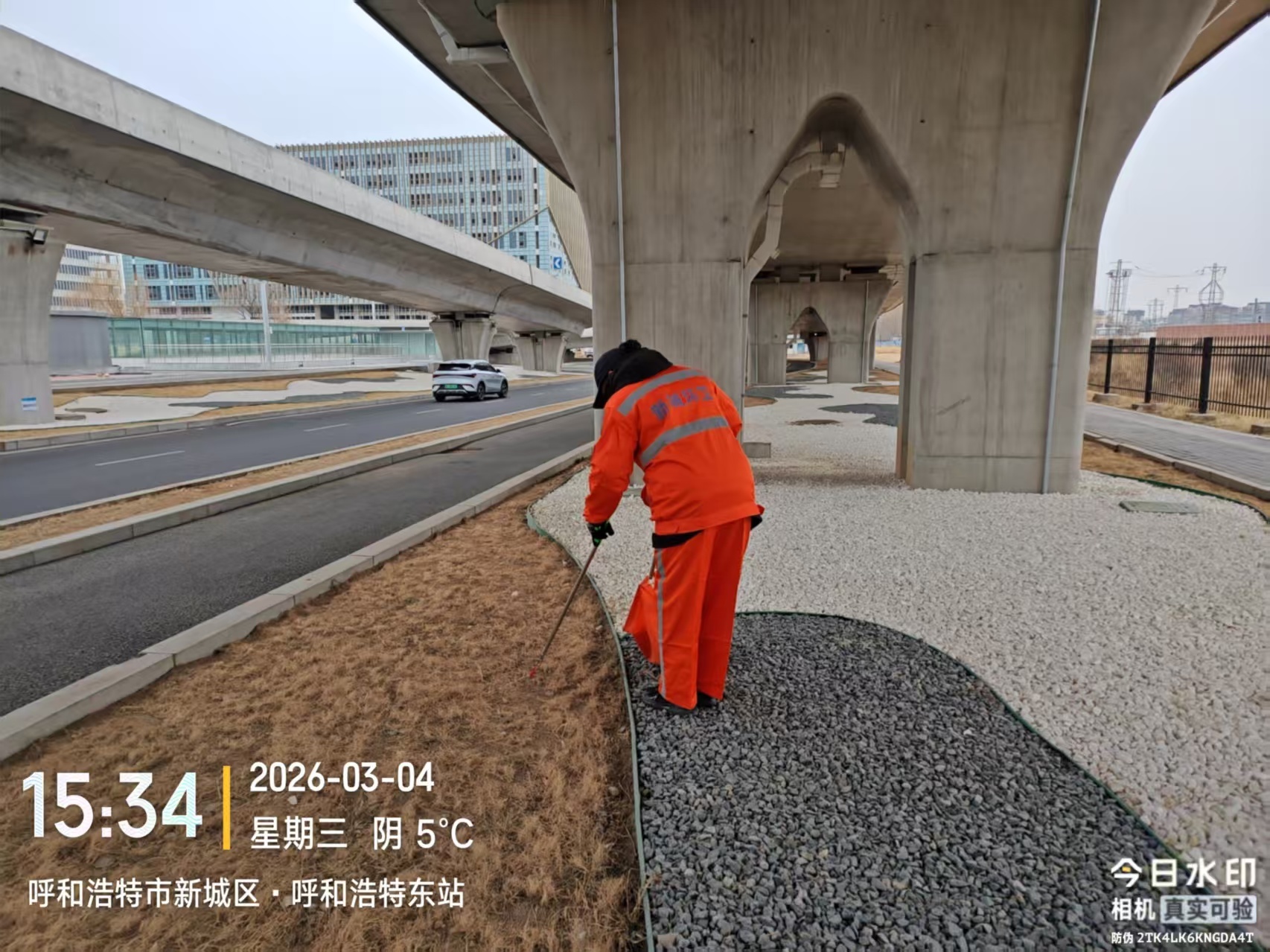 (动态18)春启整治焕新颜 精细保洁护出行——新城区环境卫生服务中心开展火车东站专项保洁行动10.jpg