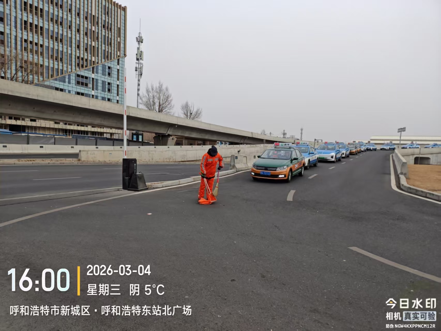 (动态18)春启整治焕新颜 精细保洁护出行——新城区环境卫生服务中心开展火车东站专项保洁行动4.jpg