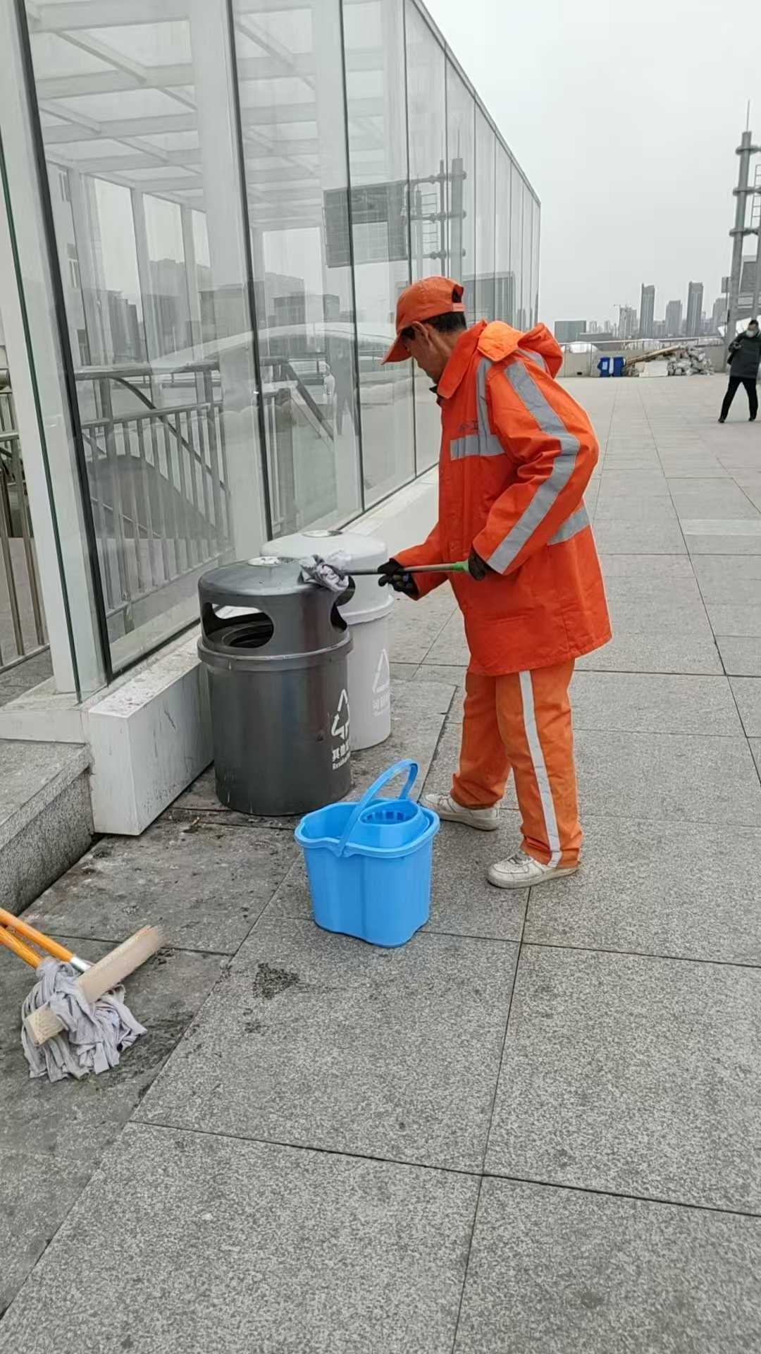 (动态18)春启整治焕新颜 精细保洁护出行——新城区环境卫生服务中心开展火车东站专项保洁行动3.jpg