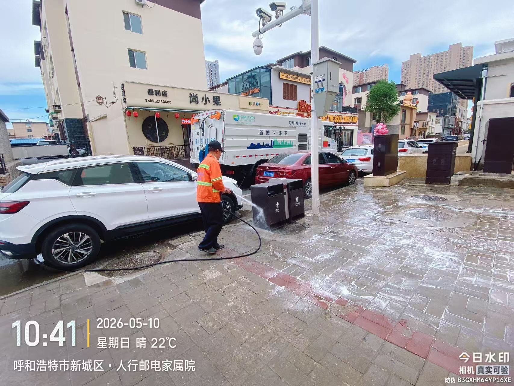 (动态37)精细保洁焕新颜 匠心守护文明路——新城区开展东护城河北街保洁专项行动4.jpg