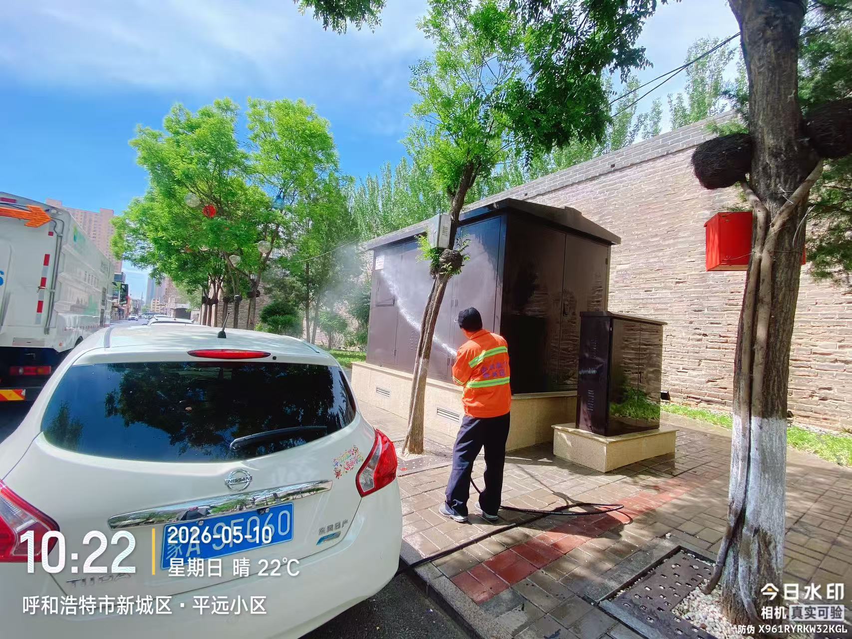 (动态37)精细保洁焕新颜 匠心守护文明路——新城区开展东护城河北街保洁专项行动6.jpg