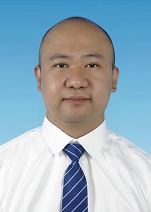  伊  超