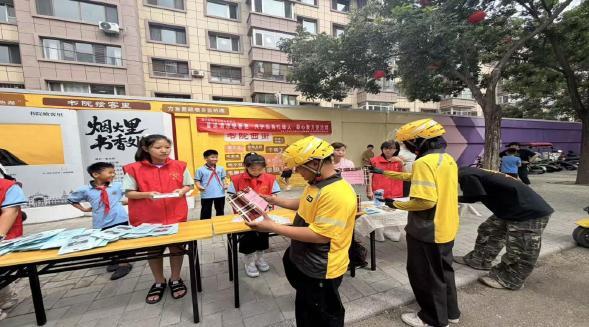 艺术厅南街社区夏送清凉驱暑意,共护街巷忙碌人,凝心聚力促治理.jpg