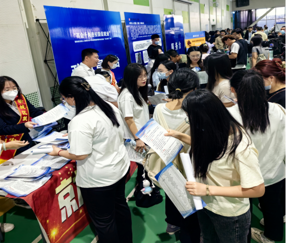 新城区“百企千岗进校园促就业”暨新城区人才赋码行动专场招聘会