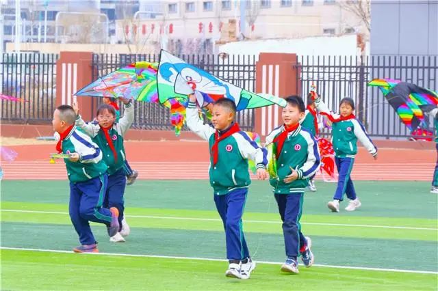 逐梦蓝天共翱翔：非遗纸鸢邂逅无人机科技进校园