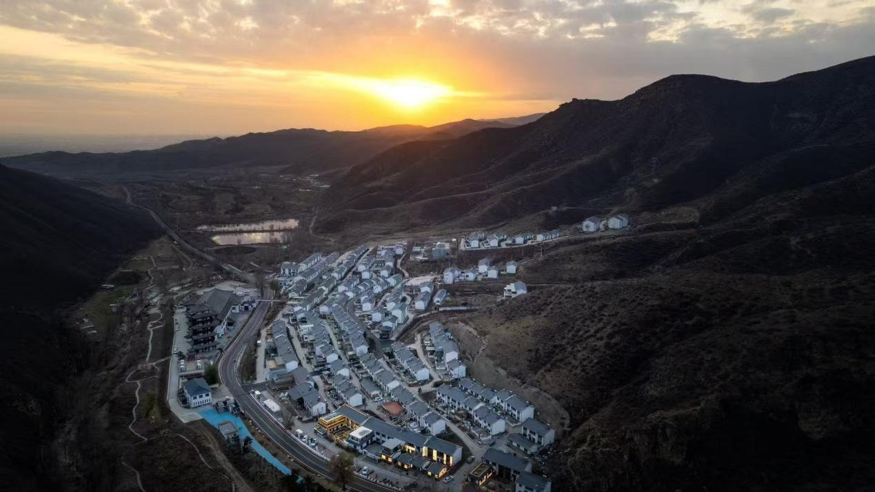 就在大青山脚下！一到晚上，呼市人就往这儿赶！它太显眼了...