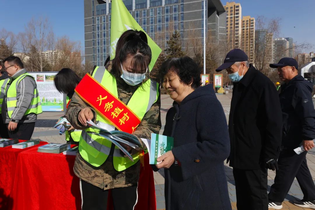 新城区开展全民义务植树宣传活动