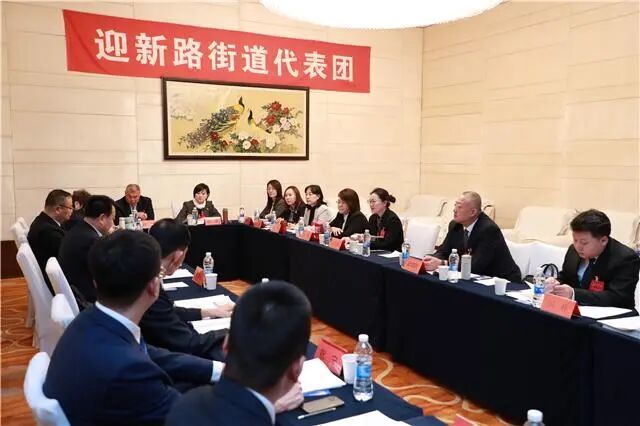 人大代表热议：讲感受提建议 聚共识谋发展