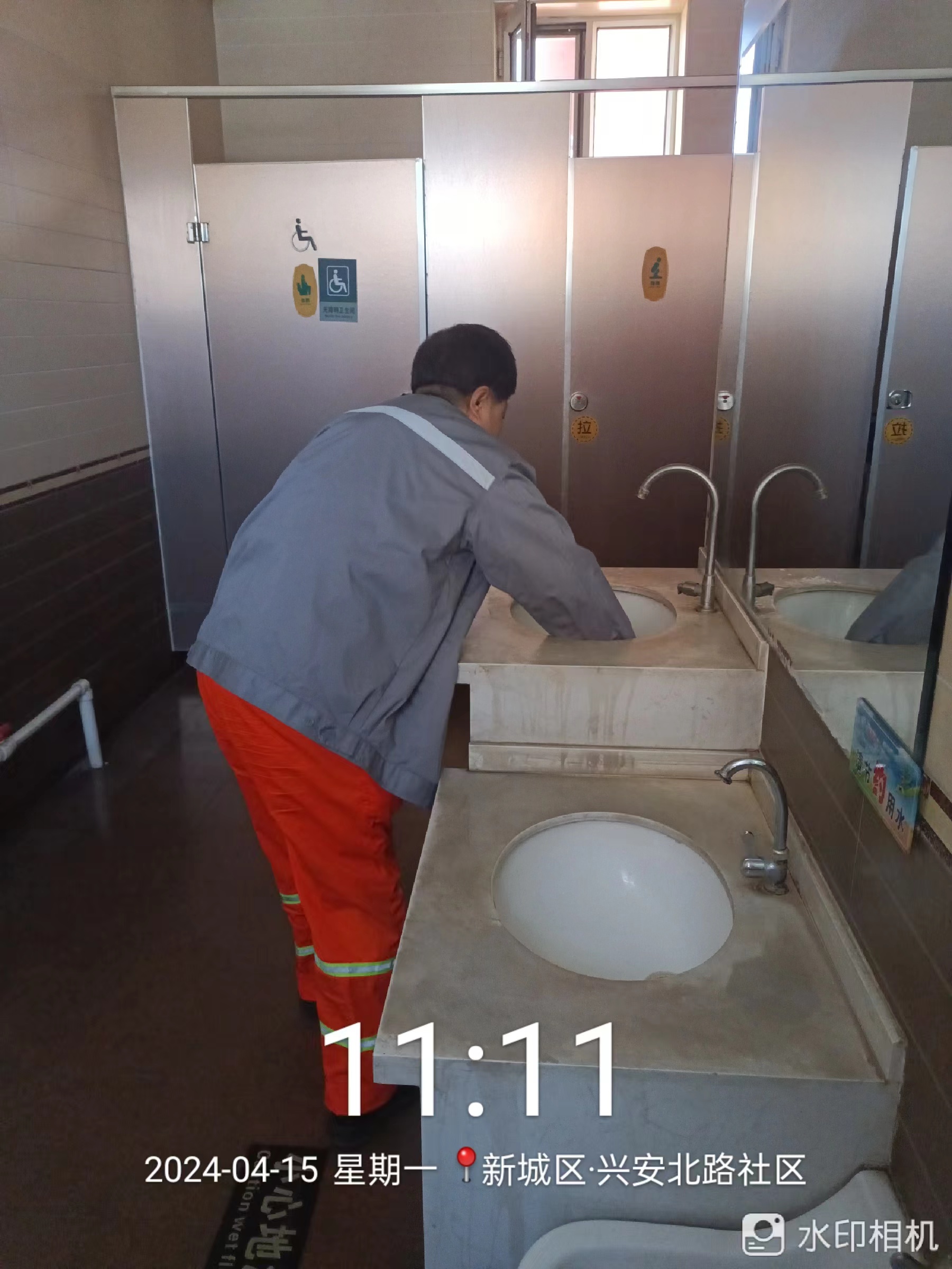 (动态117)加码民生服务质量 优化公厕保洁管理8.jpg