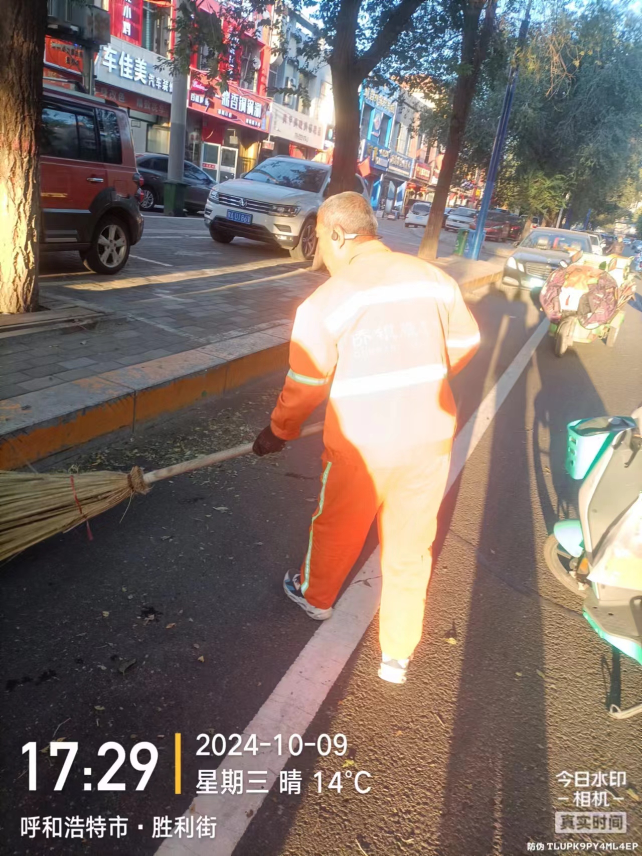 (动态175)秋意渐浓落叶黄 环卫工人清扫忙2.jpg