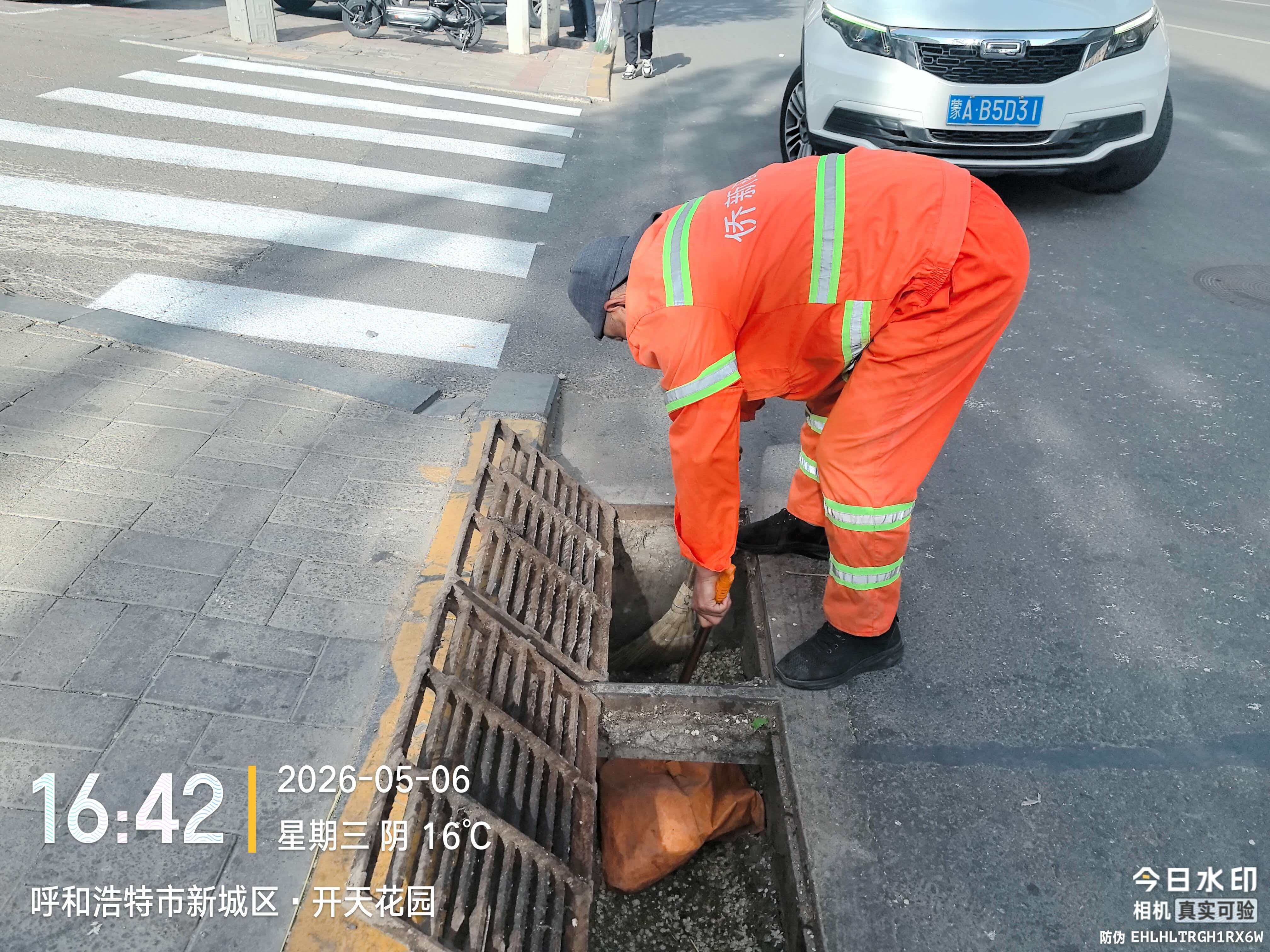 (动态33)清掏雨水井 筑牢防汛线——新城区环卫服务中心全力守护城市排水安全1.jpg