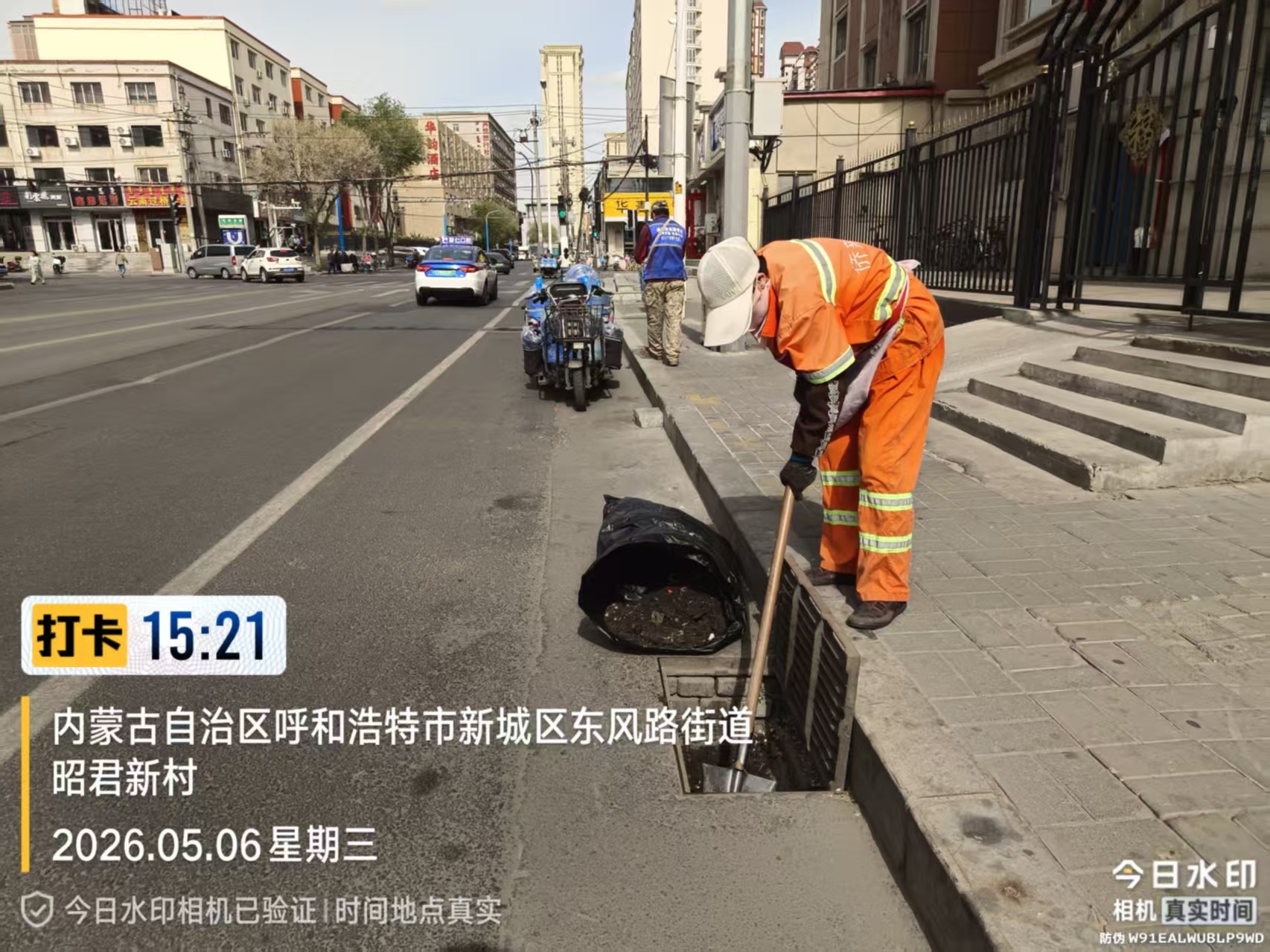 (动态33)清掏雨水井 筑牢防汛线——新城区环卫服务中心全力守护城市排水安全4.jpg