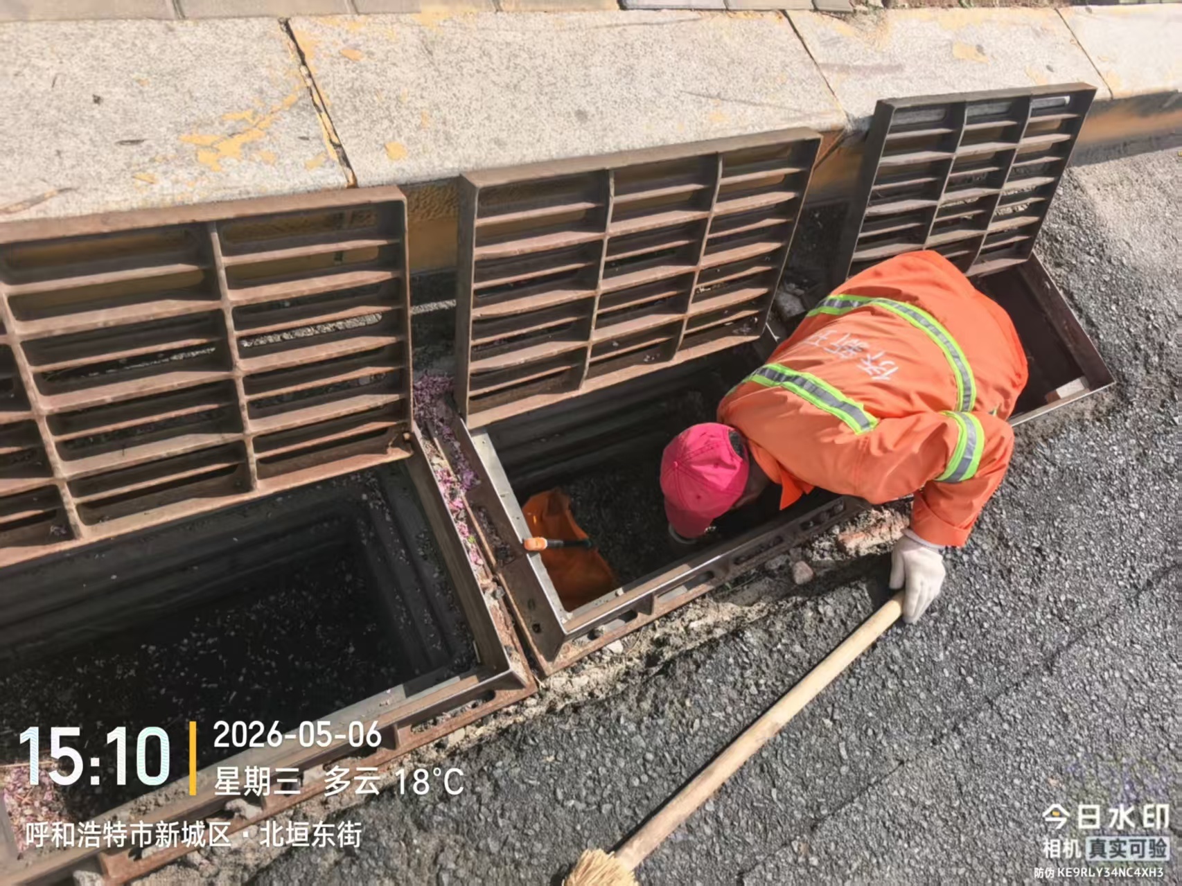 (动态33)清掏雨水井 筑牢防汛线——新城区环卫服务中心全力守护城市排水安全6.jpg