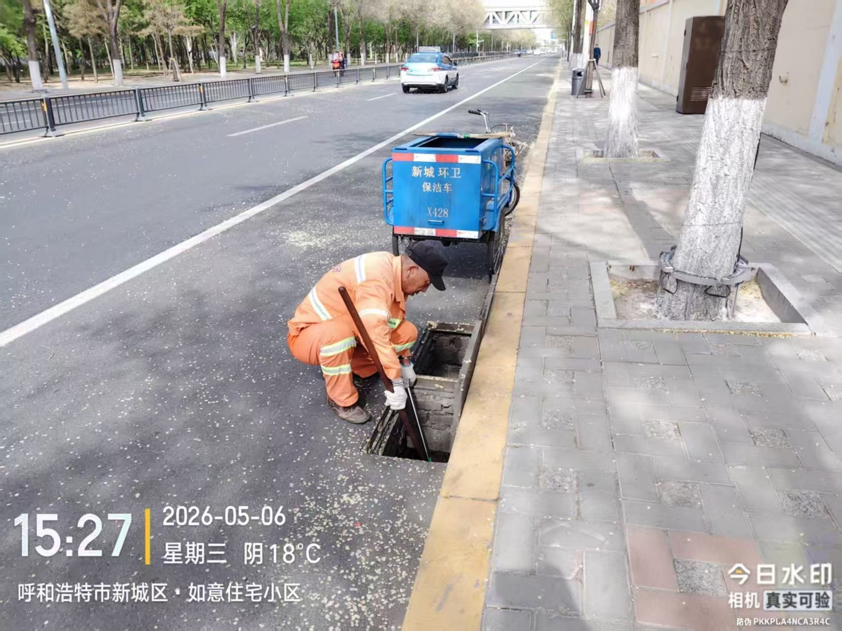 (动态33)清掏雨水井 筑牢防汛线——新城区环卫服务中心全力守护城市排水安全8.jpg